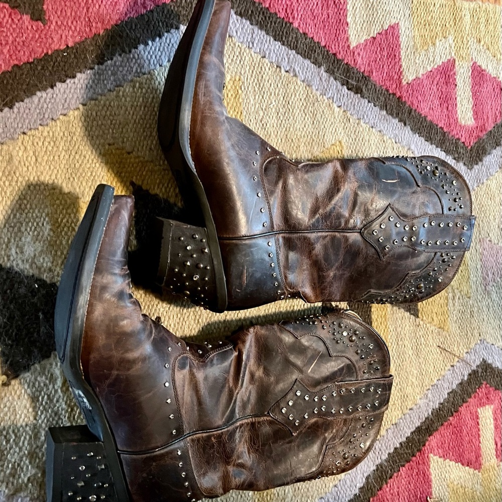 Womens boots Ariat size 8 almost new brown with studs